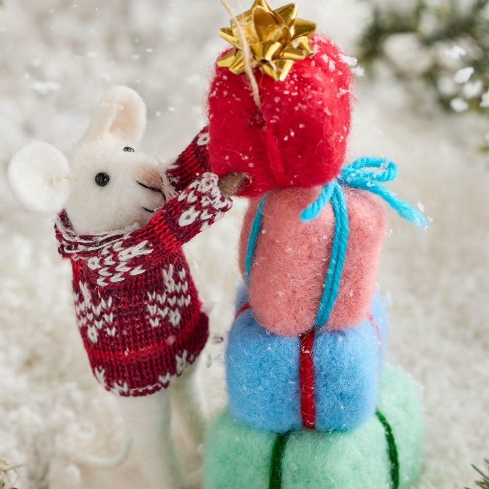 Anthropologie Brand New, Pile of Presents Felt Critter Scene